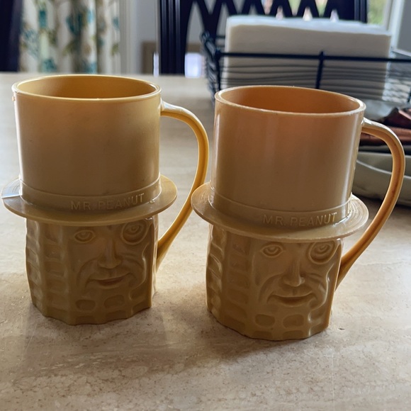 Vtg. VINTAGE 1960s MR. PEANUT PLASTIC MUGS CUPS - Picture 7 of 7